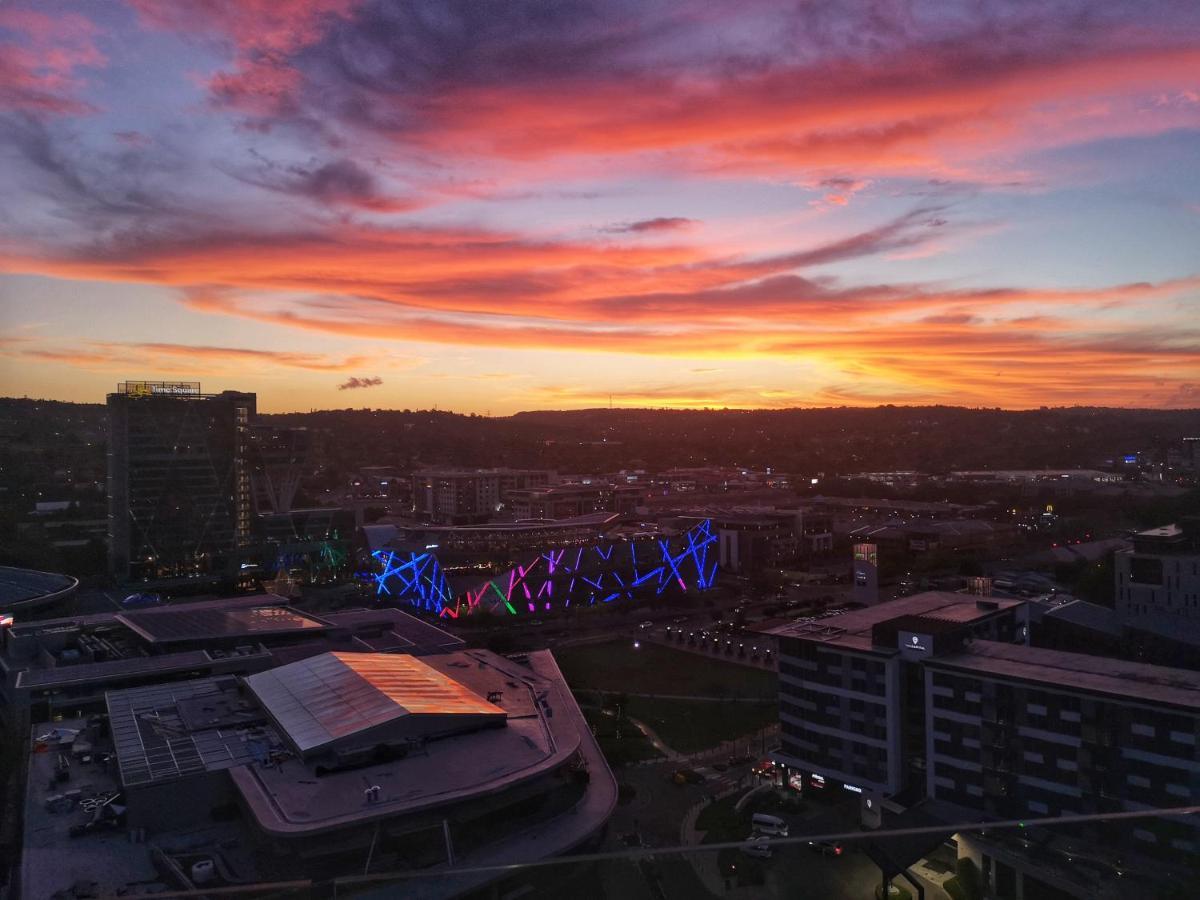 Top Floor Menlyn Maine Studio Apartment With Stunning Views & No Load Shedding Pretoria-Noord Exterior foto