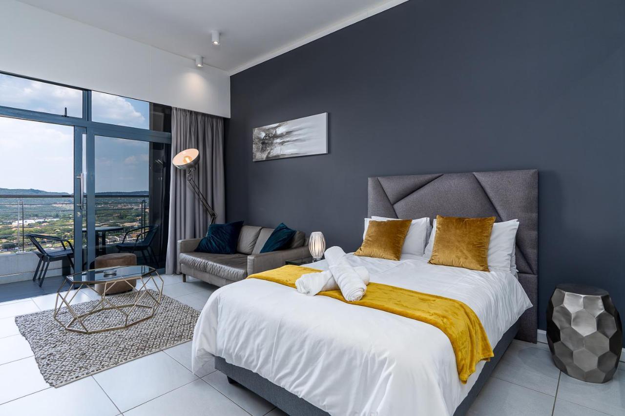 Top Floor Menlyn Maine Studio Apartment With Stunning Views & No Load Shedding Pretoria-Noord Exterior foto
